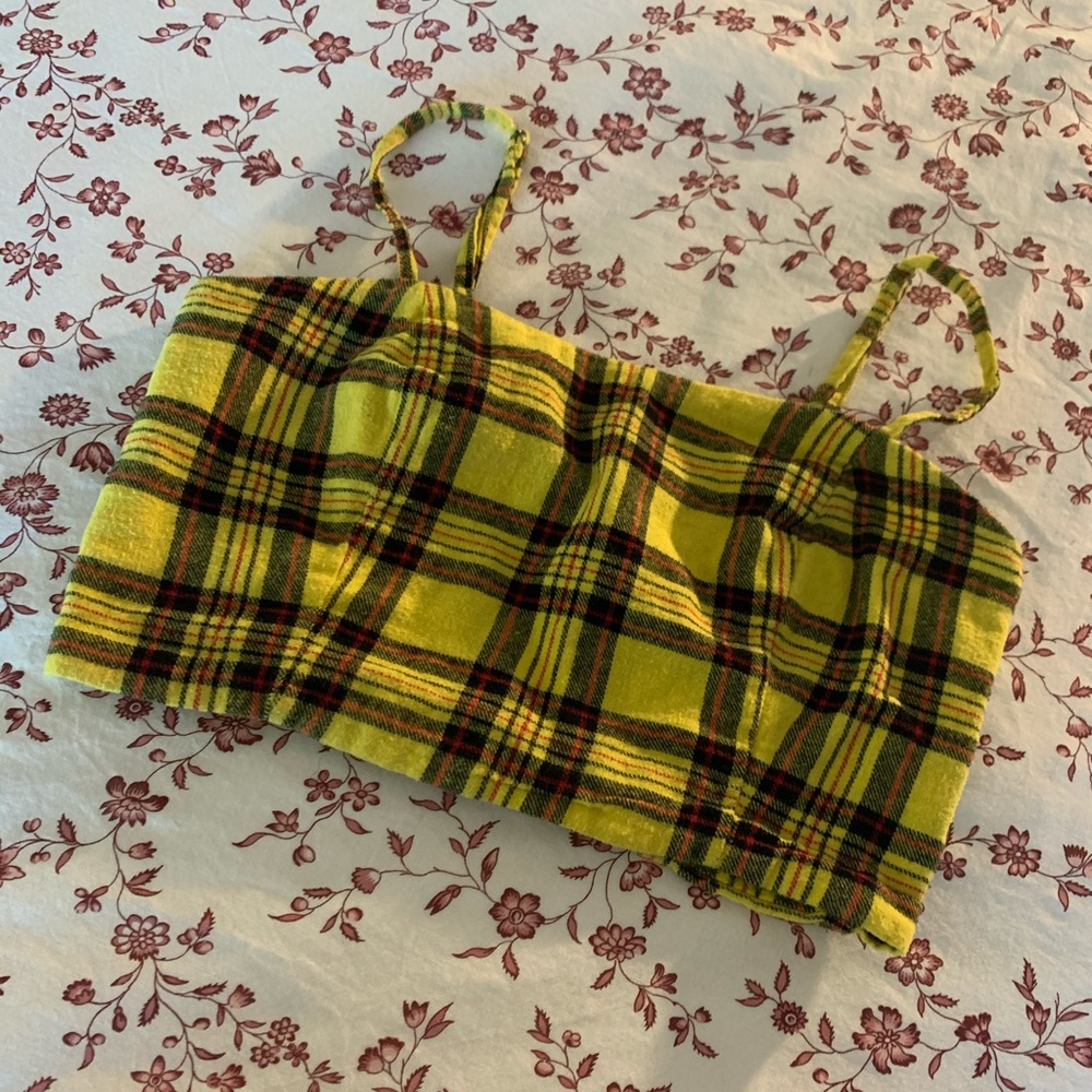 yellow crop top 💛